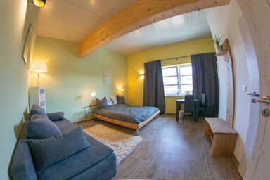 Hippo-Campus Reit- und Therapiezentrum - Ranchzimmer mit Doppelbett und Ausziehcouch