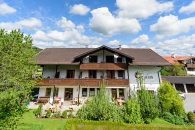 Das kleine Hotel Edeltraud - Doppelzimmer mit kleinem Nebenzimmer, TV, Dusche/WC und Balkon - ohne Frühstück