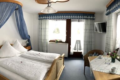 Gästehaus Pointner - Doppelzimmer 5 mit Balkon, Dusche und WC, Sitzecke, TV, WLAN