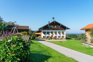 Stadlerhof - Ferienwohnung 57m², 1. Stock, eigener Eingang, 2 Balkone, 1 Schlafzimmer, TV