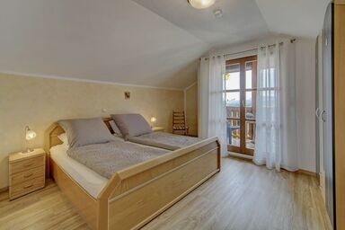 Ferienwohnung Familie Resch - Ferienwohnung DG neu renoviert, komplette Etage