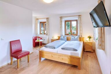 Urlaubshof Kirchmaier - Doppelzimmer Nr. 5 im 1. OG mit Balkon und Chiemseeblick