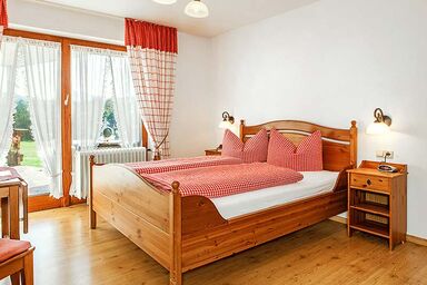 Gästehaus Menkenbauer - Rustikal Doppelzimmer Nr. 4 und 24, Dusche und WC, Balkon o. Terrasse, TV, WLAN