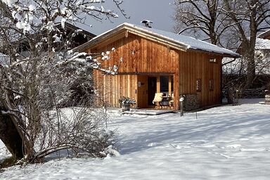 Lohei - Chalets im Chiemgau - Chalet Hollerhäusl, 50 qm für 2-4 Personen, Wohnbereich mit Kochecke und Galerie