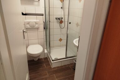 Pension Erika - Doppelzimmer mit Dusche/WC, TV, Balkon 4