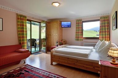 Gästehaus - Pension Hölzl - Doppelzimmer + Schlafcouch mit Dusche, WC