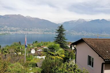 "Traumhafter Blick" auf Lago Maggiore und umliegende Berge