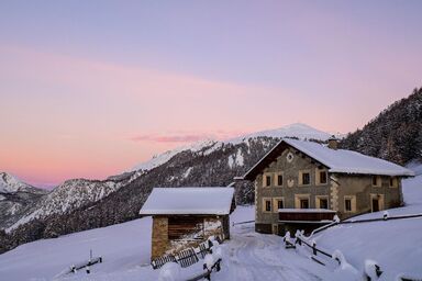 Haus Lü Daint im Val Müstair auf der Sonnenterrasse von Lü.   Natur pur! Einfach erholen. Lü bedeutet Licht. Hier haben Sie ihren Platz an der Sonne.