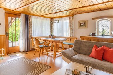 Schweizer Hof Am Golfplatz - Ferienhaus 45 qm, f. 2 Pers., Schlafzimmer, Wohnzimmer, Küche, Südterrasse, gr. Liegewiese, ruhige Lage mit Bergblick.