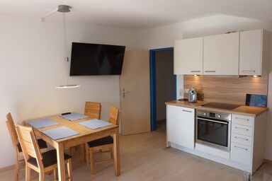 Apartmenthaus Sonnenschein - Chiemgau Karte - Nelken-Apartment für 4 Personen, 2 separate Schlafzimmer, Balkon, 68 m²