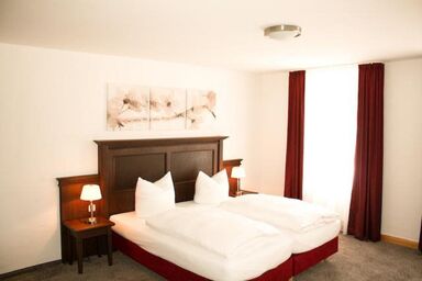 Himmel-Landshut GmbH Hotel-Restaurant-Cafe - Doppelzimmer - mit extragroßem Doppelbett und kostenfreies WLAN