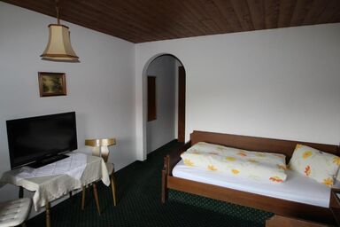 Pension Christoph - Zwei-Bett-Zimmer mit Balkon (getrennt stehende Betten)