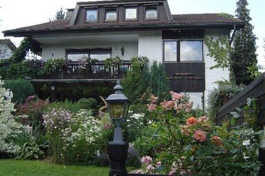 Großzügige Ferienwohnung für 2 Personen mit überdachter Terrasse und wundervollem Garten mit Koi-Teich in Waldnähe