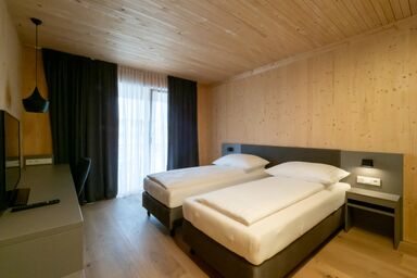GästeHAUS & HOFladen Familie Öllerer - Zweibettzimmer - mit Boxspringbetten und Balkon