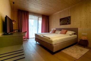 GästeHAUS & HOFladen Familie Öllerer - Zimmer Kathi - das Schmuckkästchen in rosegoldenem Glanz