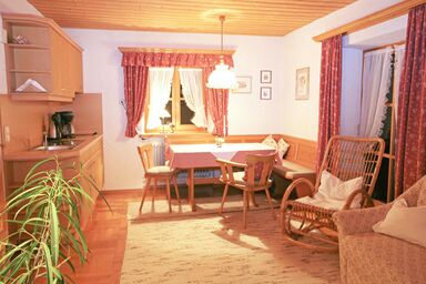 Gästehaus Gschwendtner - Chiemgau Karte - Ferienwohnung 1 für 4 Personen mit Terrasse, 60 qm, Wohnküche, 2 Schlafzimmer