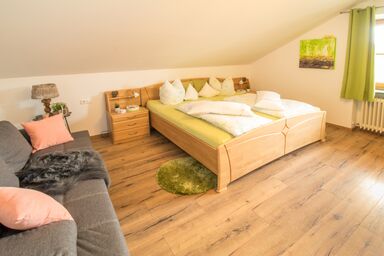 Auf'm Reifnhof - Ferienwohnung Apfelbaum 75qm mit zwei Schlafzimmern und Balkon