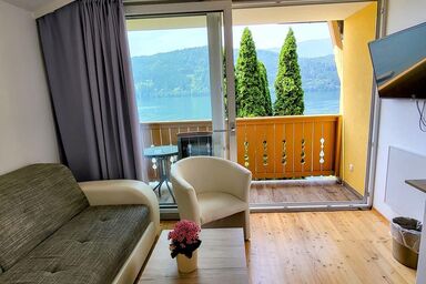 Pension Sedlak und Golfappartements - Familienzimmer mit Balkon und Seeblick